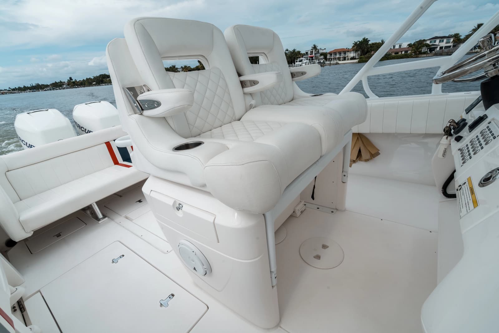 2015 Intrepid 327CC - Photo 18