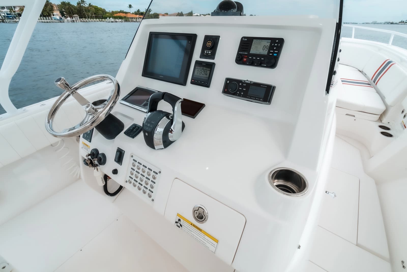 2015 Intrepid 327CC - Photo 21