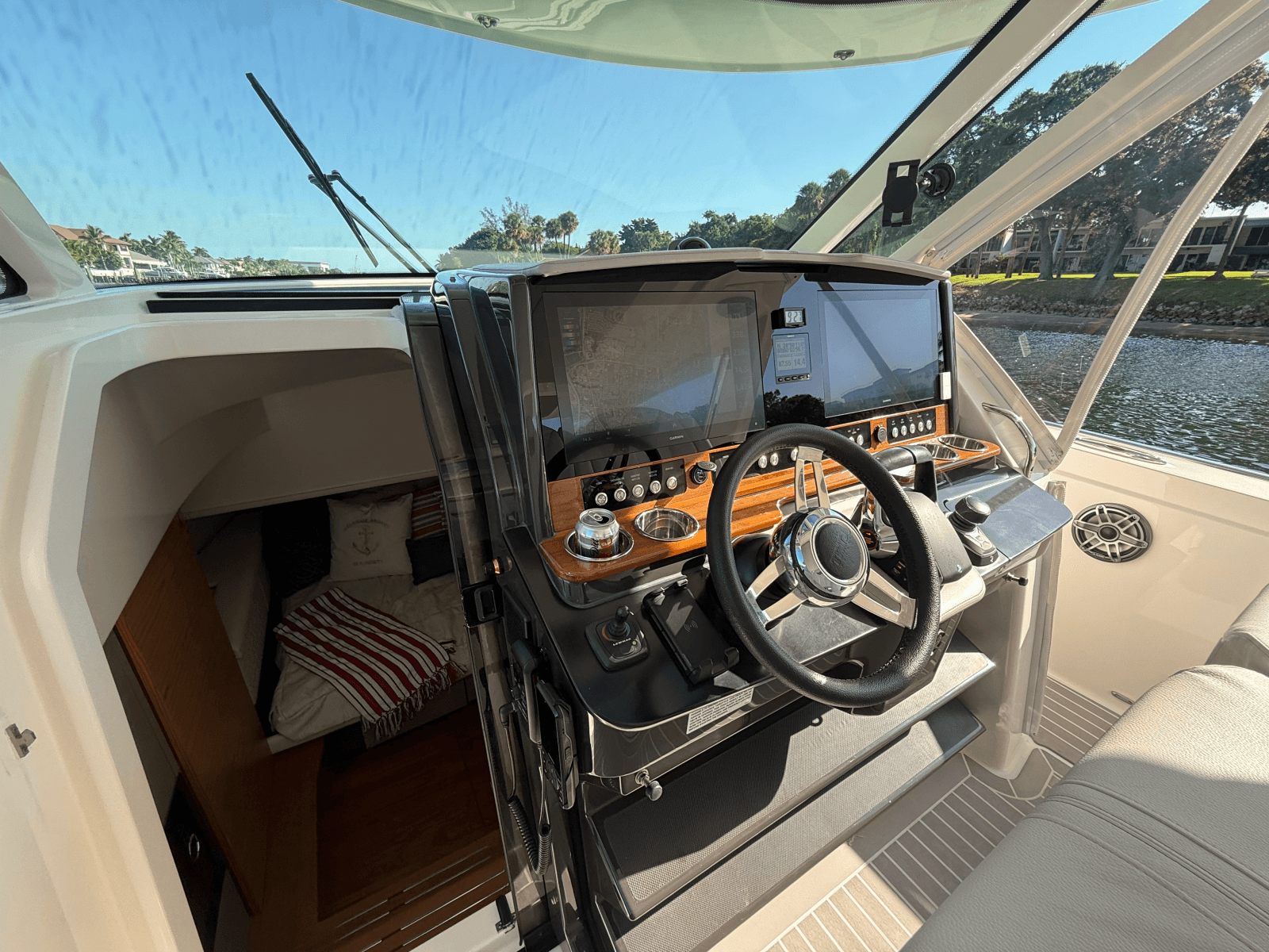 2023 Tiara Yachts 38 LS - Photo 32