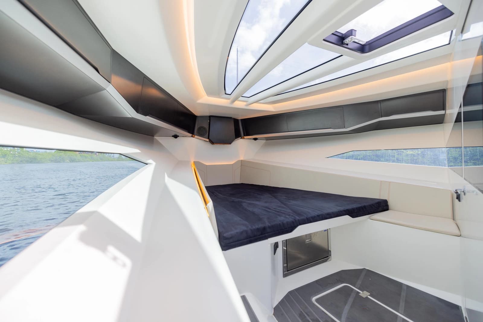 2022 SAY Carbon Yachts 42 Open - Photo 21