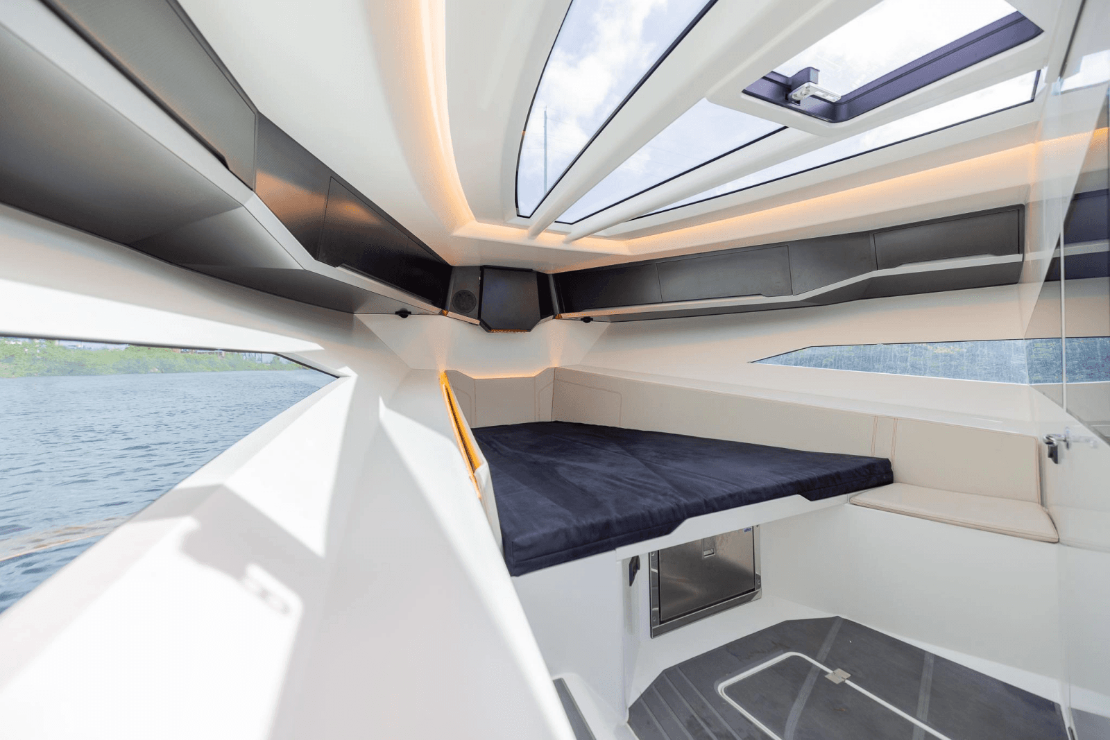 2022 SAY Carbon Yachts 42 Open - Photo 21