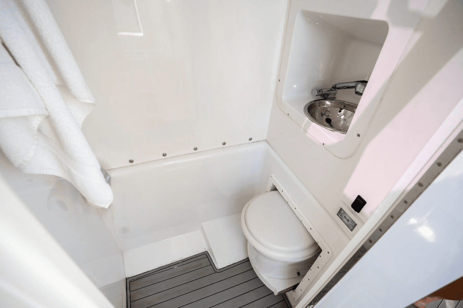 2019 Midnight Express 43 - Photo 28