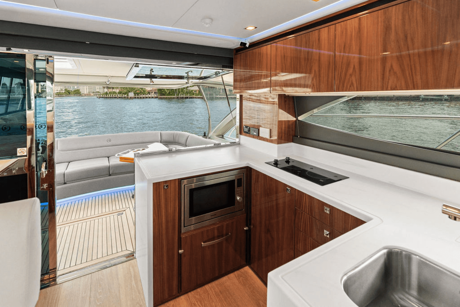 2026 Riviera 4600 Sport Yacht Platinum Edition - Photo 18