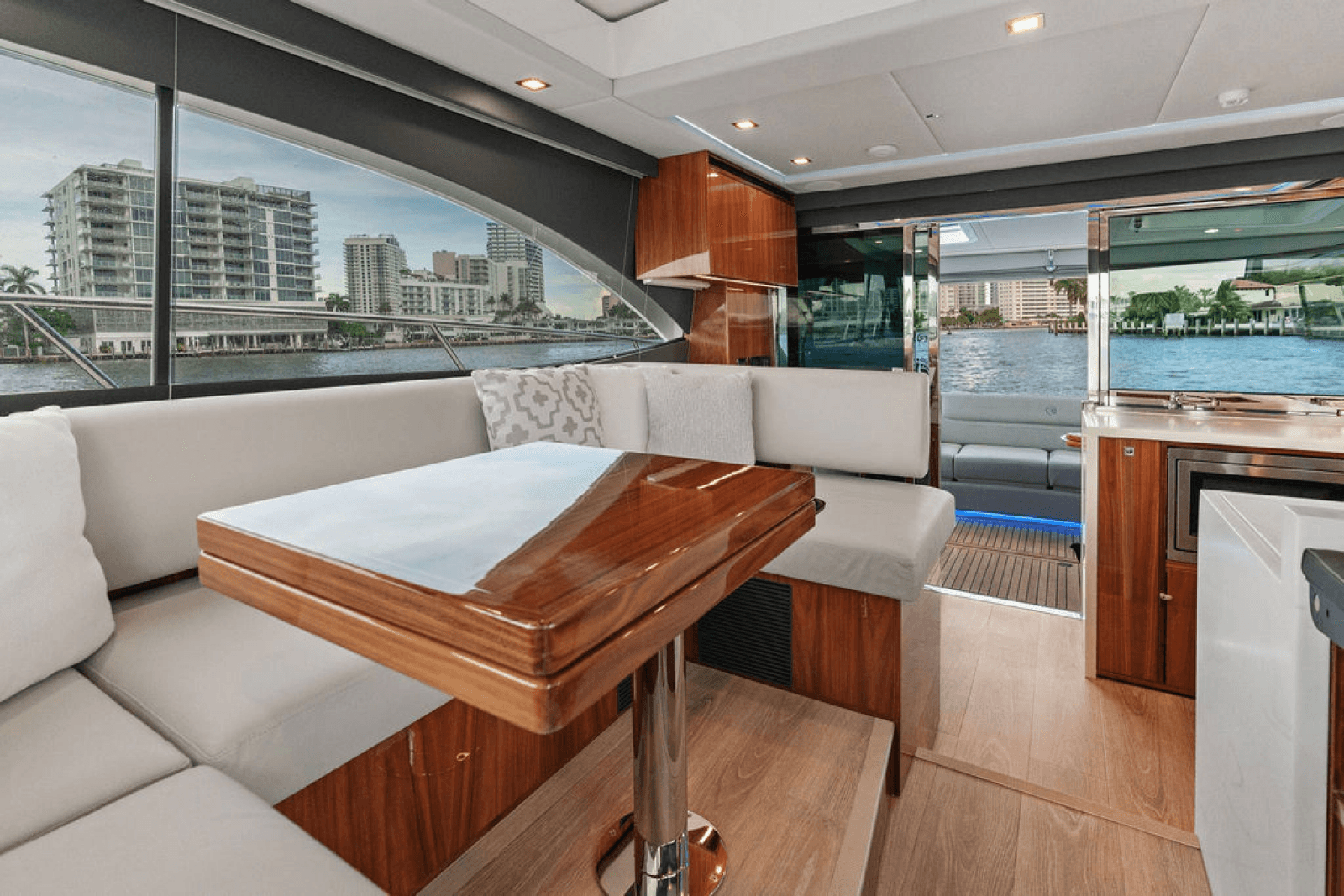 2026 Riviera 4600 Sport Yacht Platinum Edition - Photo 23