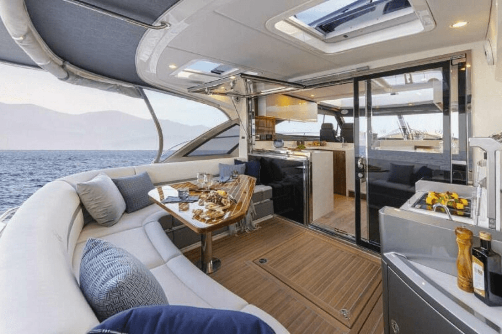 2026 Riviera 4600 Sport Yacht Platinum Edition - Photo 9
