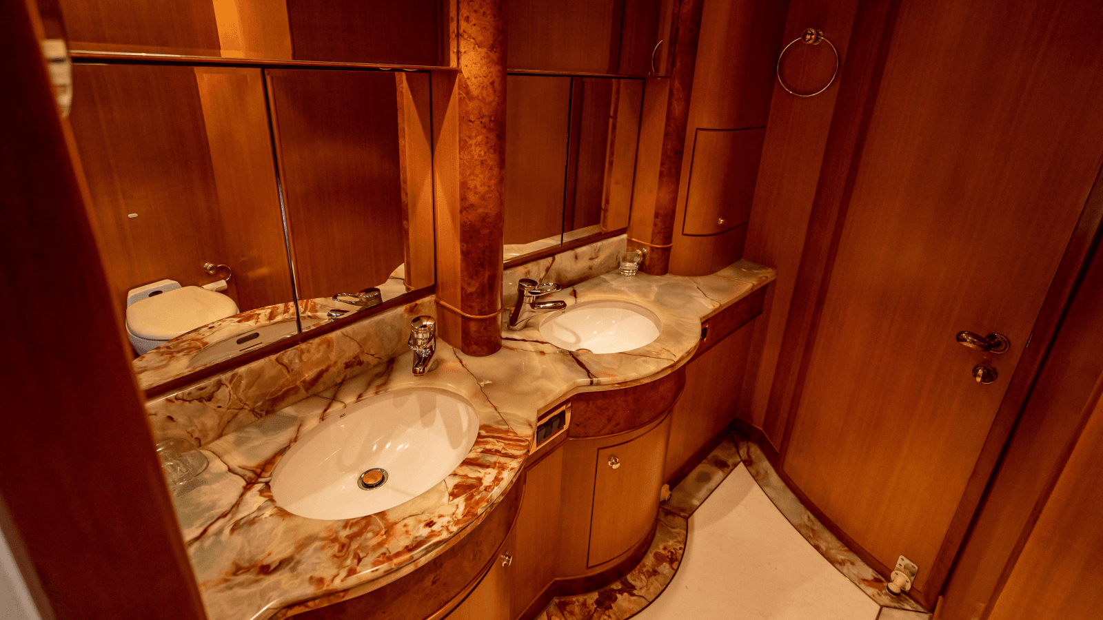 2003 Horizon 64 - Photo 20