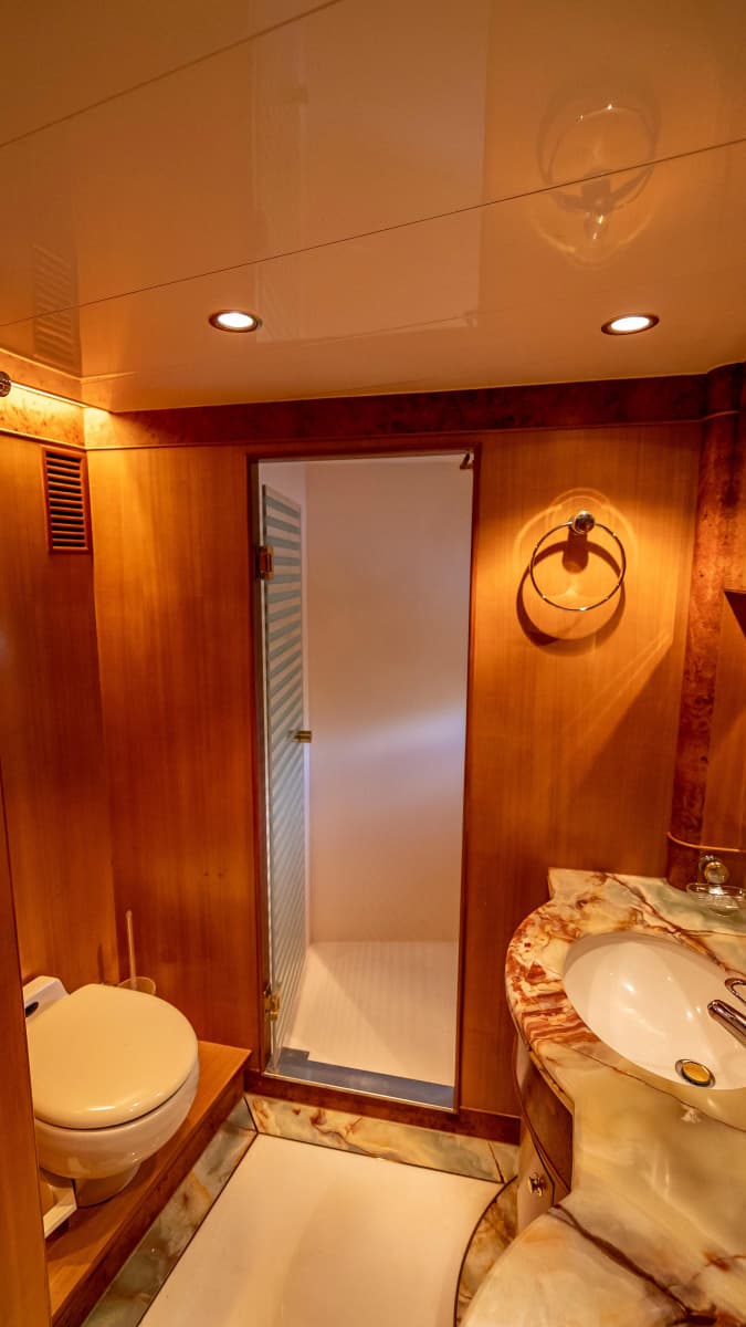 2003 Horizon 64 - Photo 18