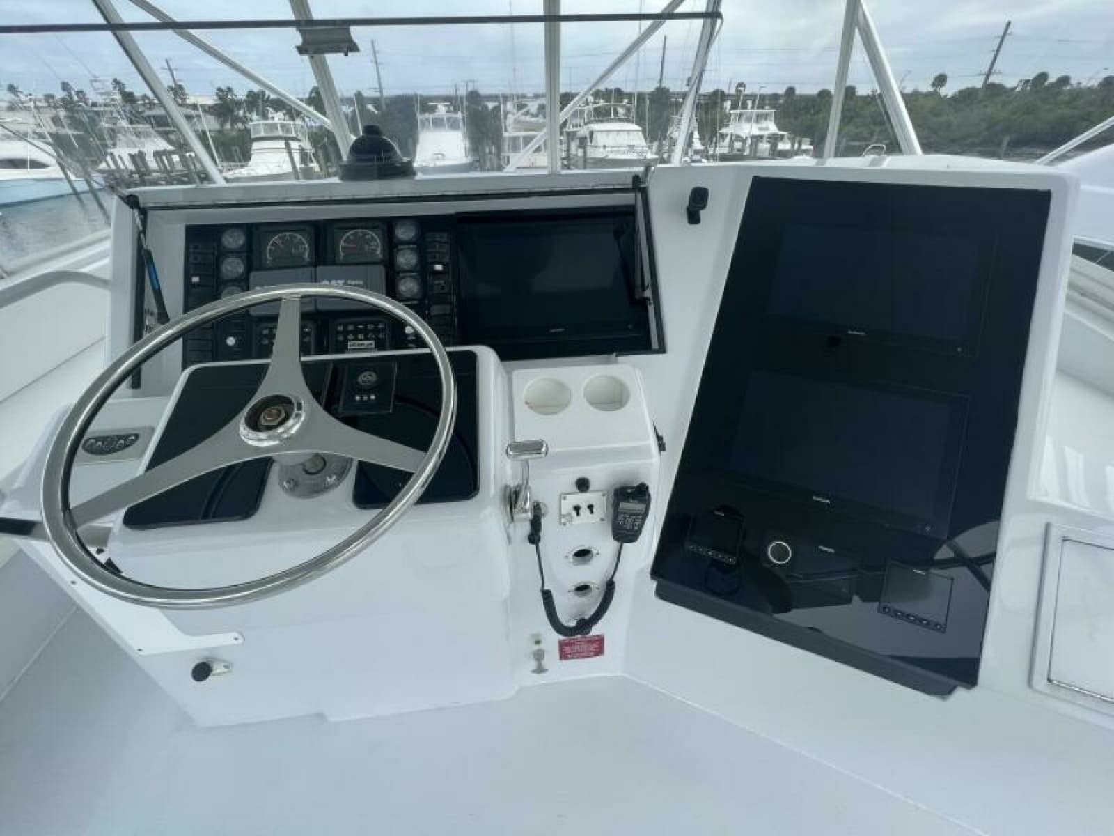 1999 Hatteras 60 Convertible - Photo 19
