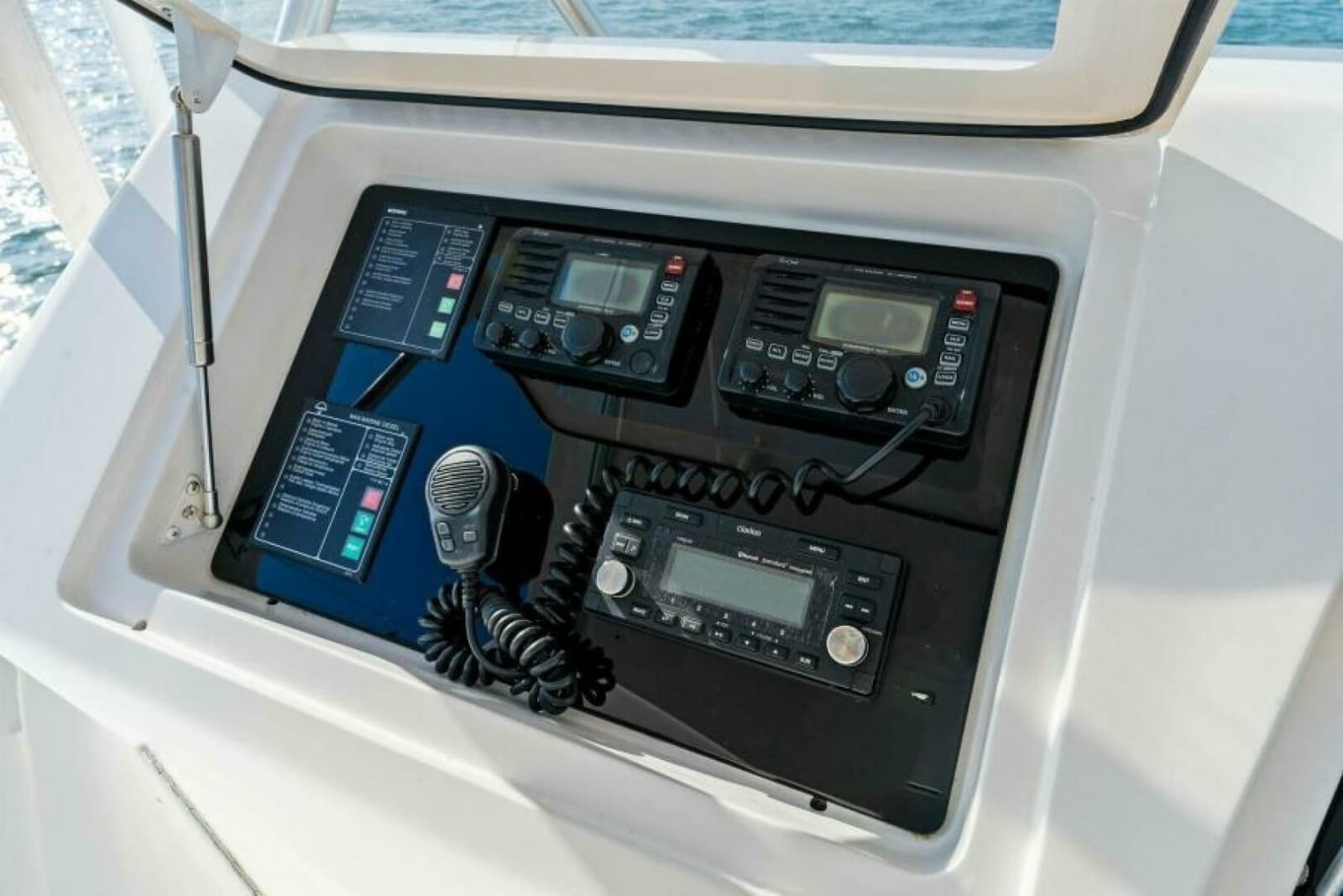 2003 Viking 48 Convertible - Photo 18