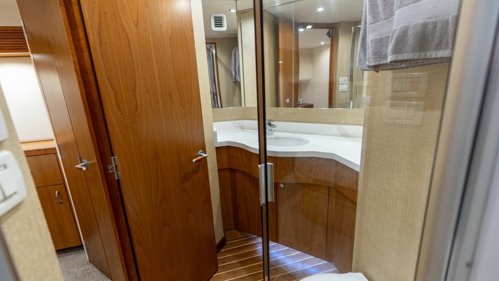 2010 Hatteras 60 GT - Photo 19