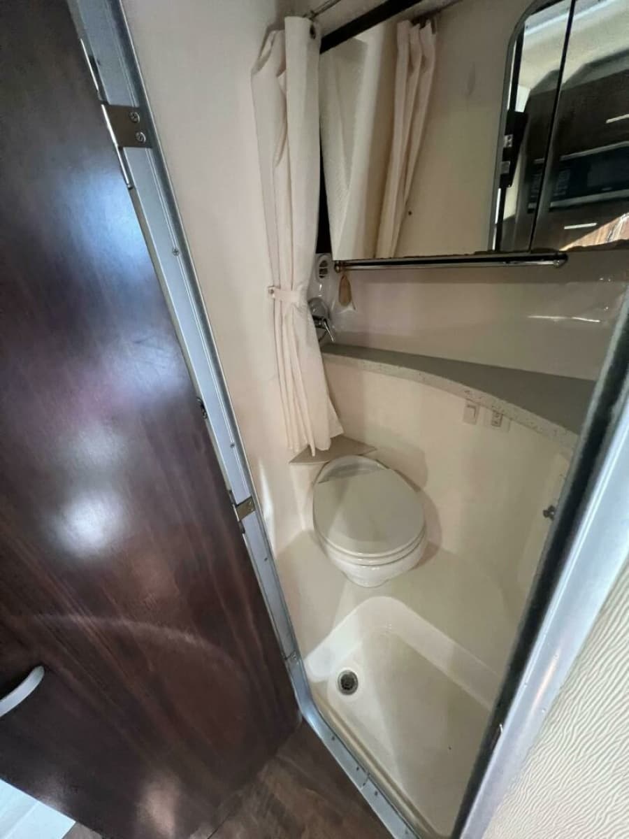 2018 Regal 28 Express - Photo 16