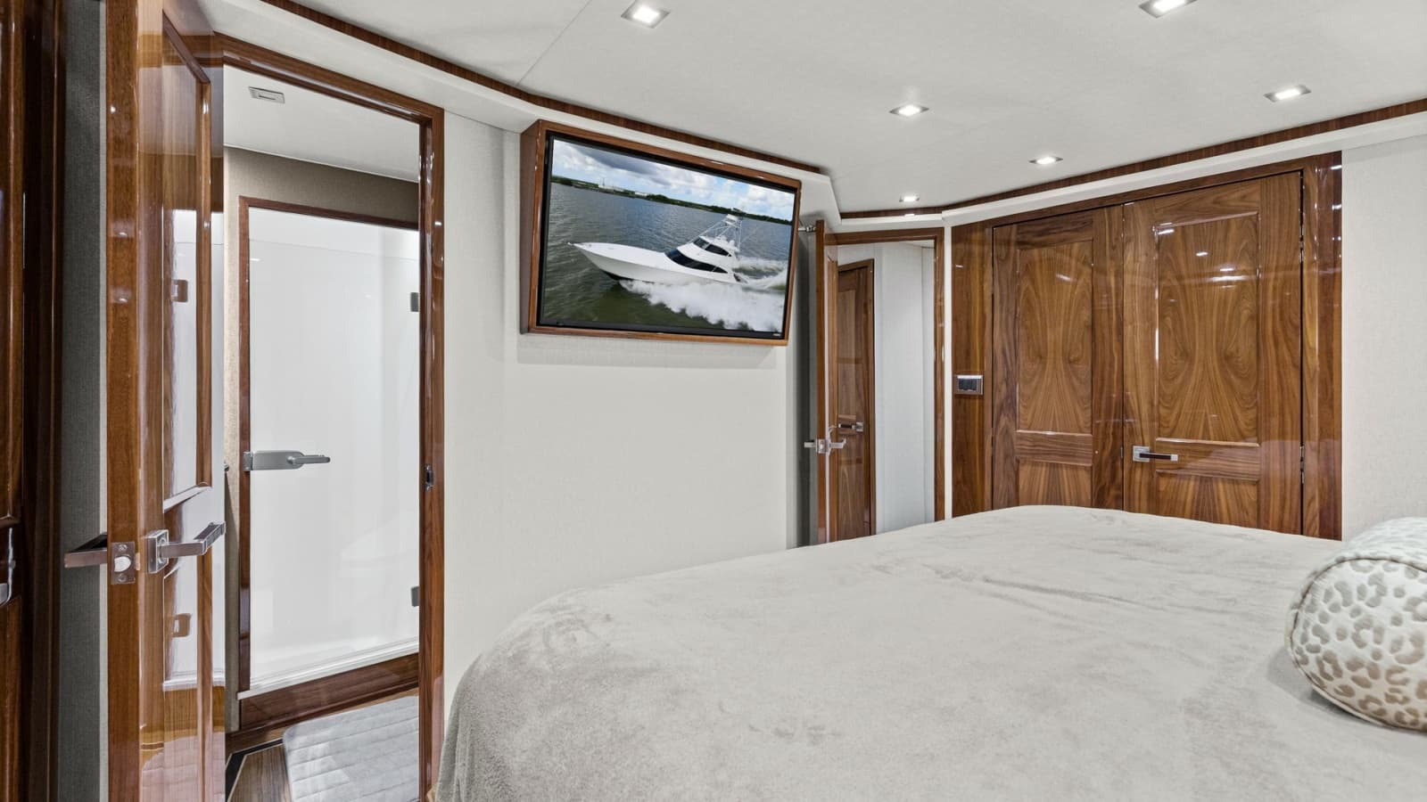 2017 Viking 72 Enclosed Bridge - Photo 33