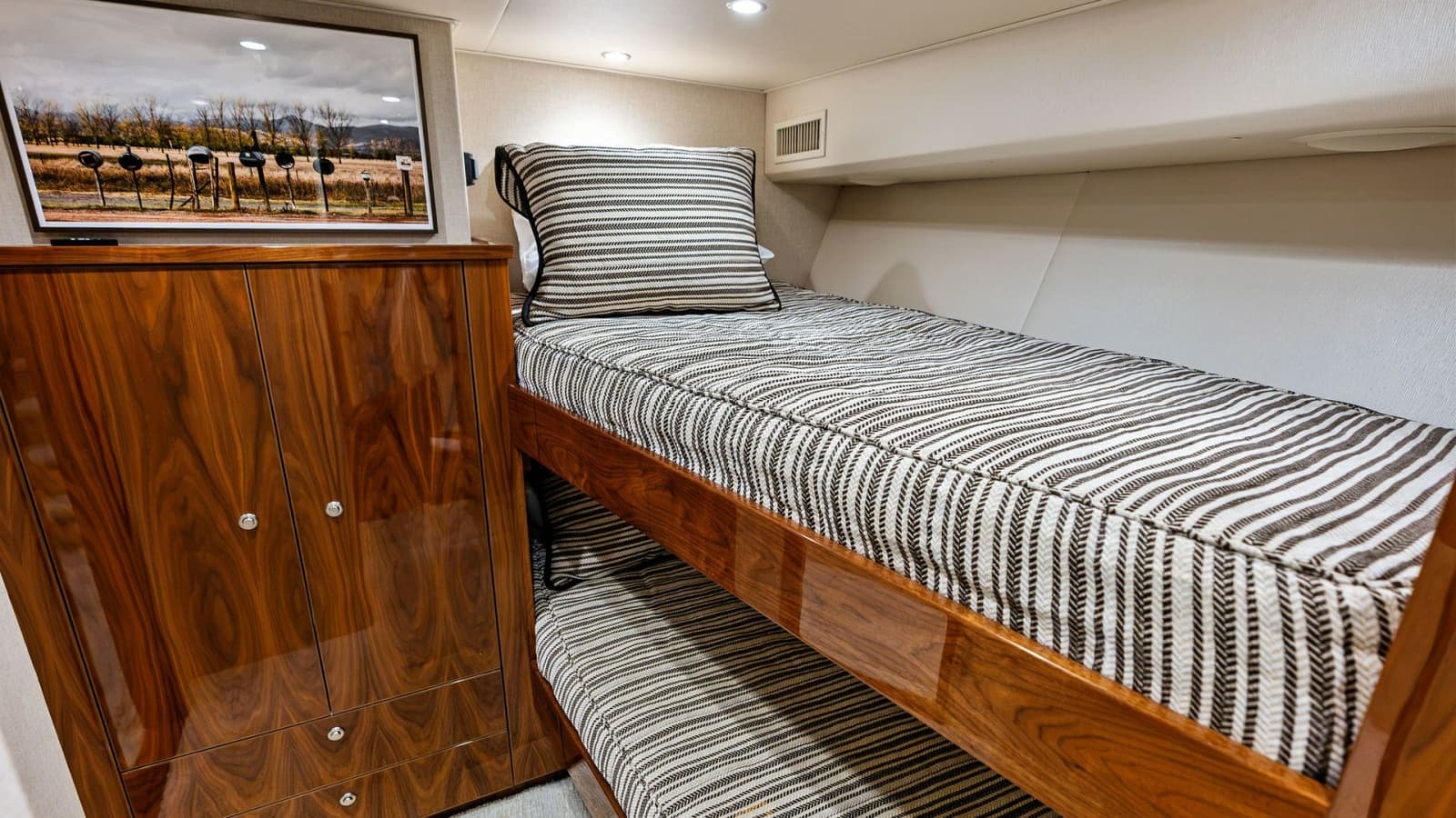 2017 Viking 80 Convertible - Photo 33