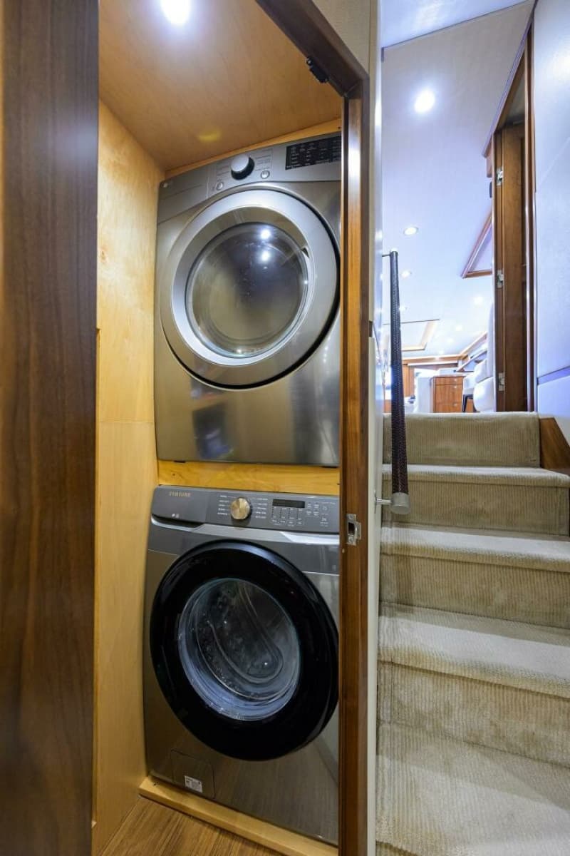 2017 Viking 92 Enclosed Bridge - Photo 44