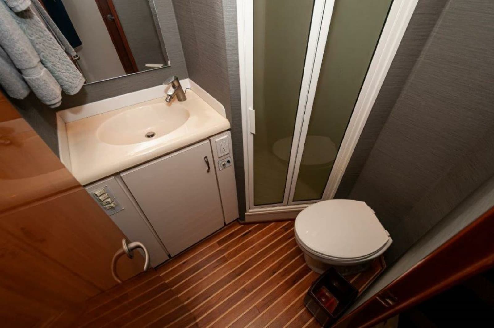 2001 Viking 61 Convertible - Photo 24