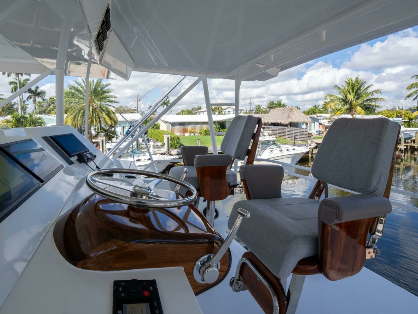 1998 Viking 58 Convertible - Photo 4