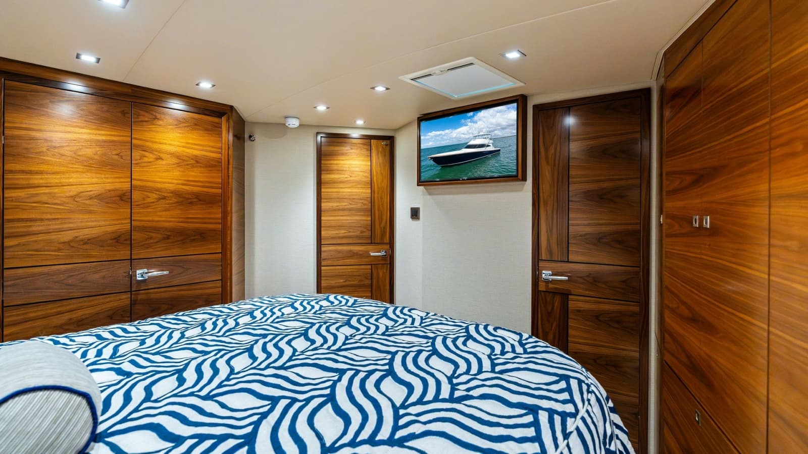 2024 Viking 68 Convertible - Photo 19
