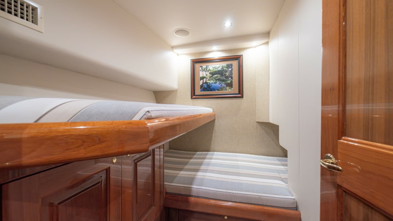 2005 Viking 61 Convertible - Photo 20