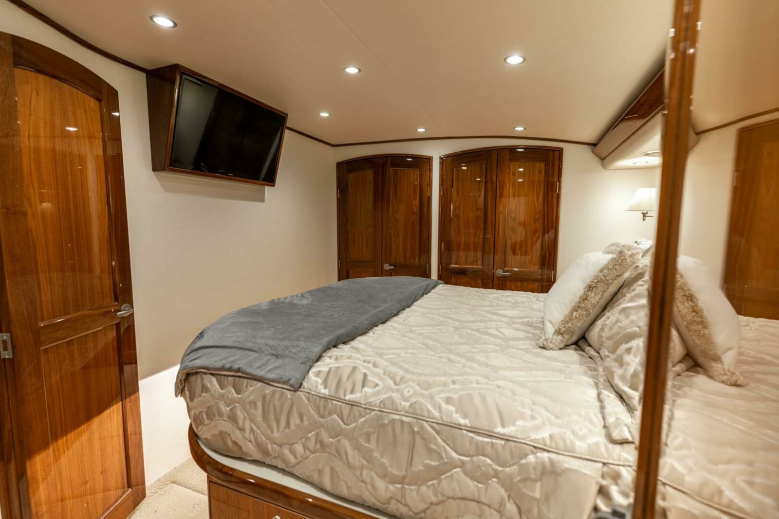 2020 Viking 62 Convertible - Photo 16