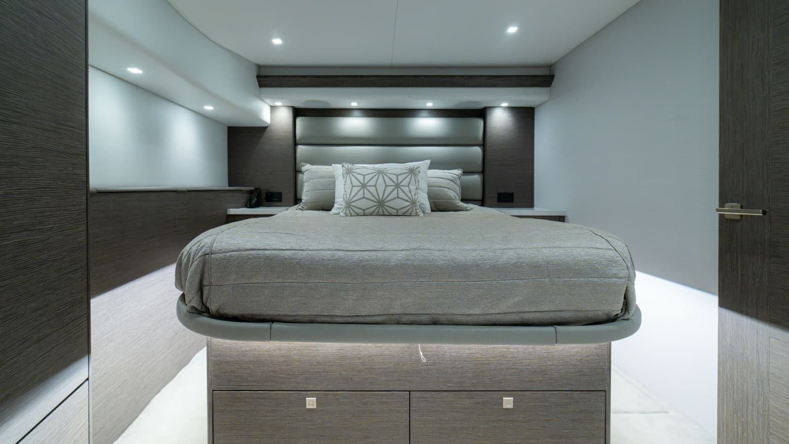 2024 Viking 64 Convertible - Photo 4