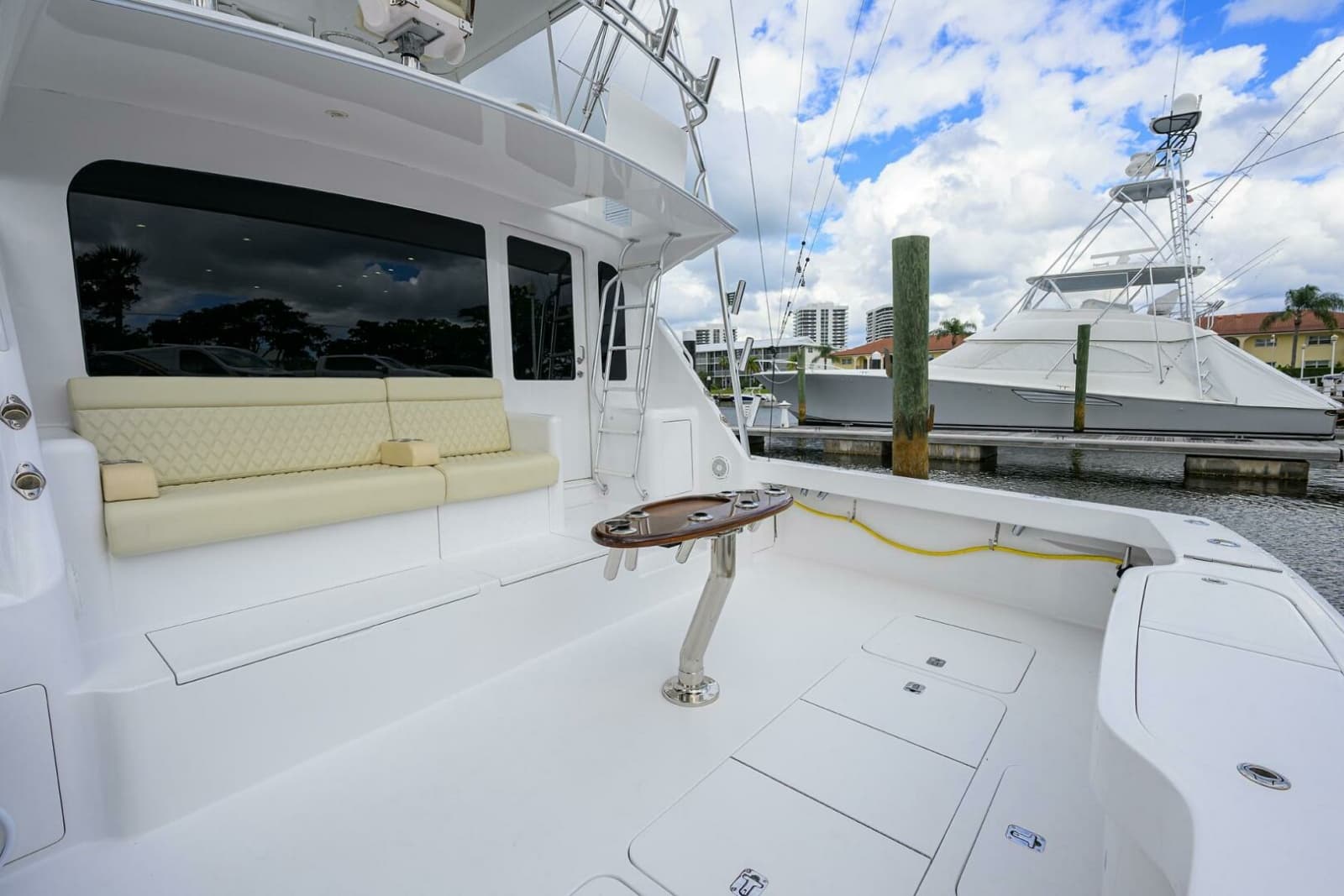 2004 Viking 56 Convertible - Photo 32