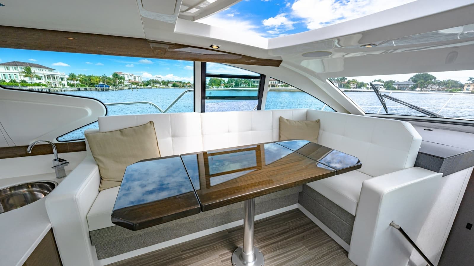 2019 Cruisers Yachts Cantius 46 - Photo 9