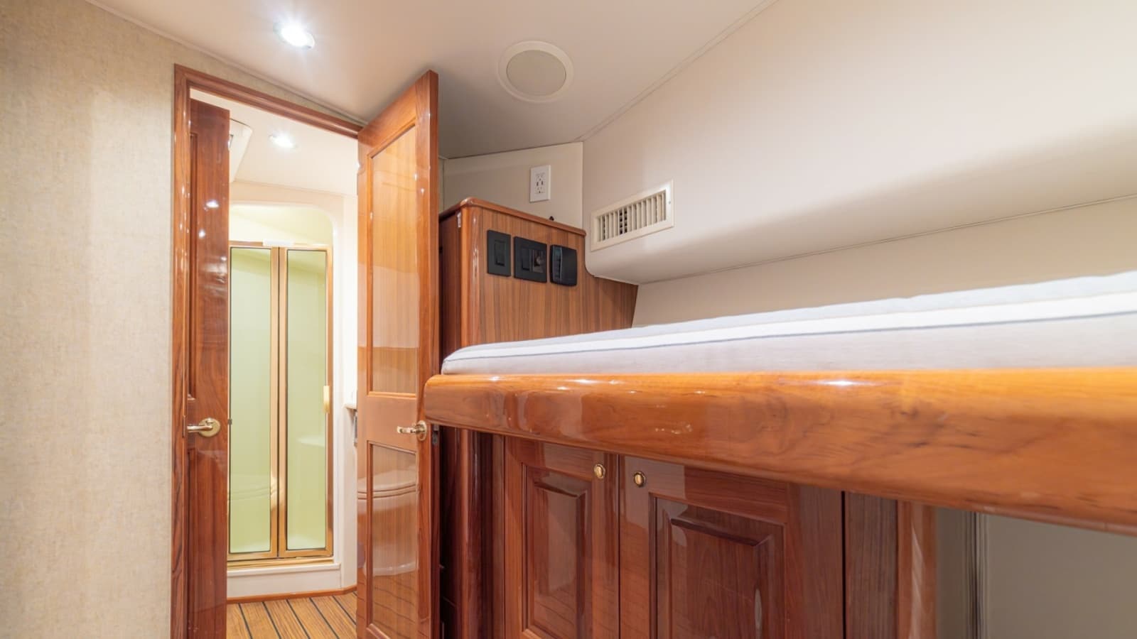 2005 Viking 61 Convertible - Photo 22
