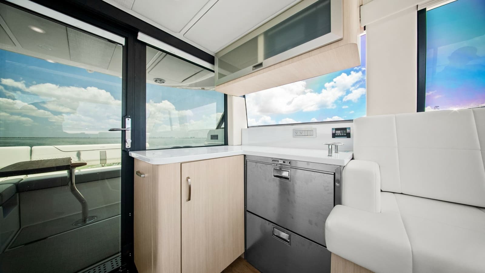 2025 Regal 38 XO - Photo 22
