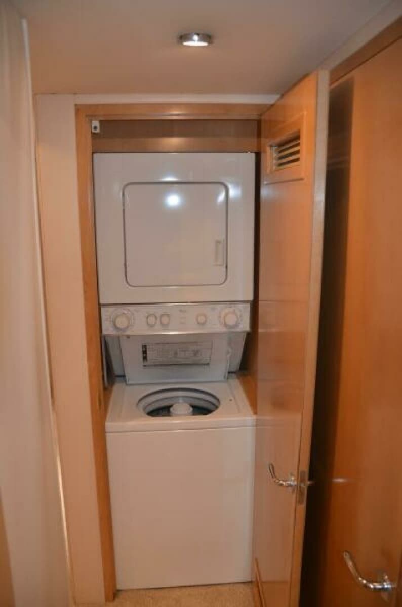 1999 Hatteras 60 Convertible - Photo 17