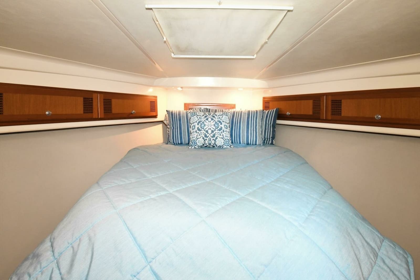 2001 Cabo 35 Flybridge - Photo 4