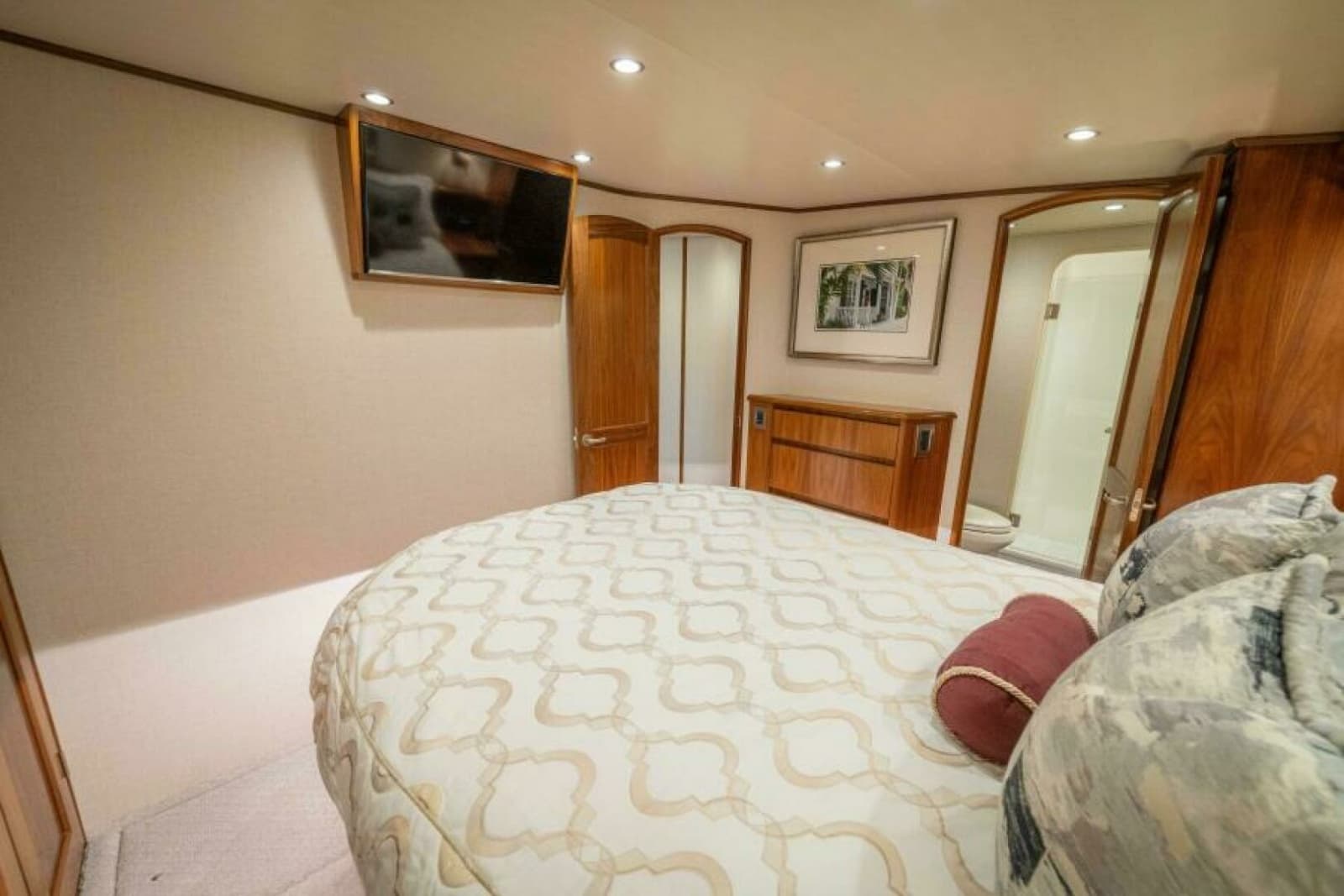 2017 Viking 62 Convertible - Photo 17