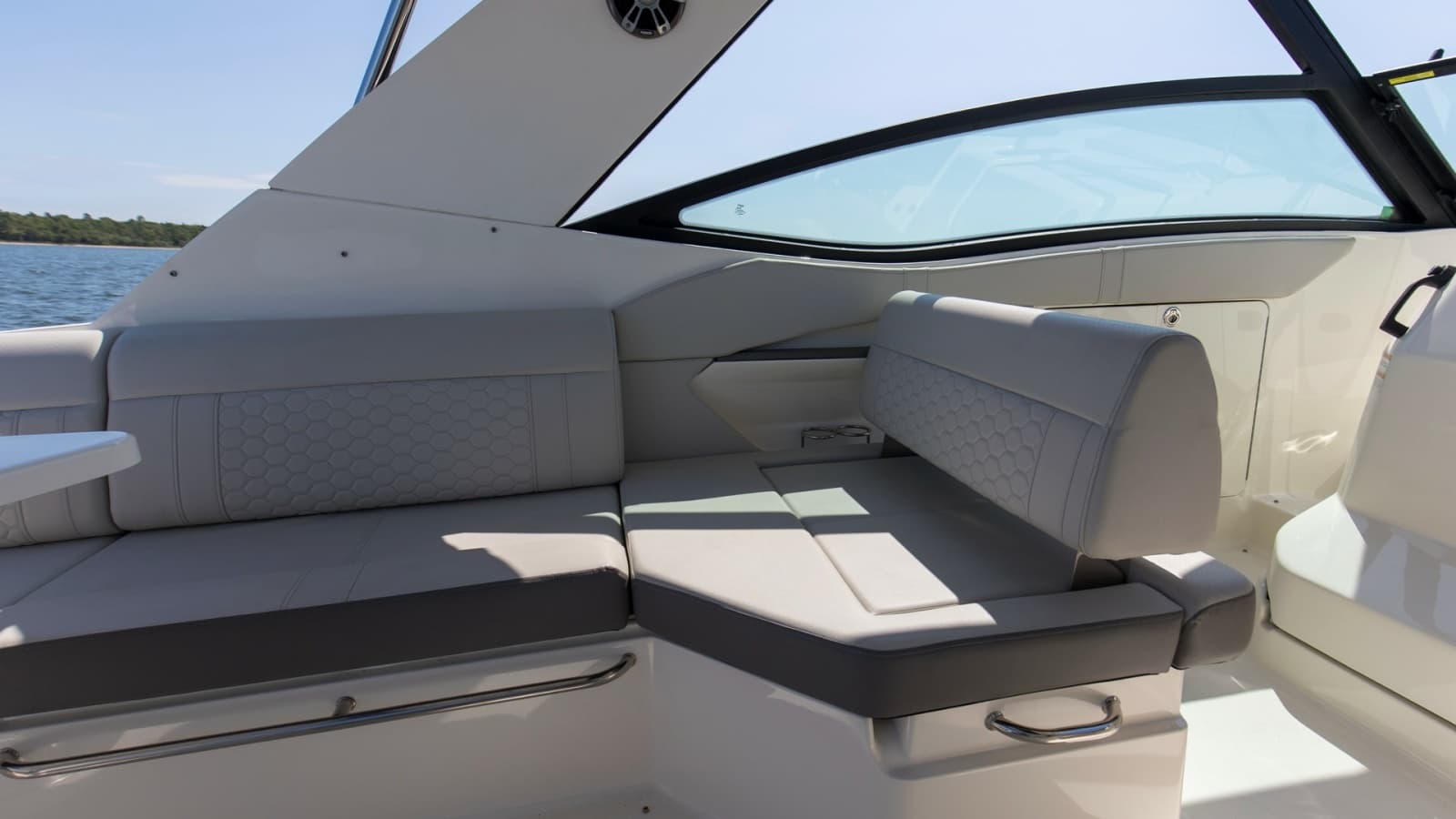 2022 Sea Ray 320 Sundancer OB - Photo 19