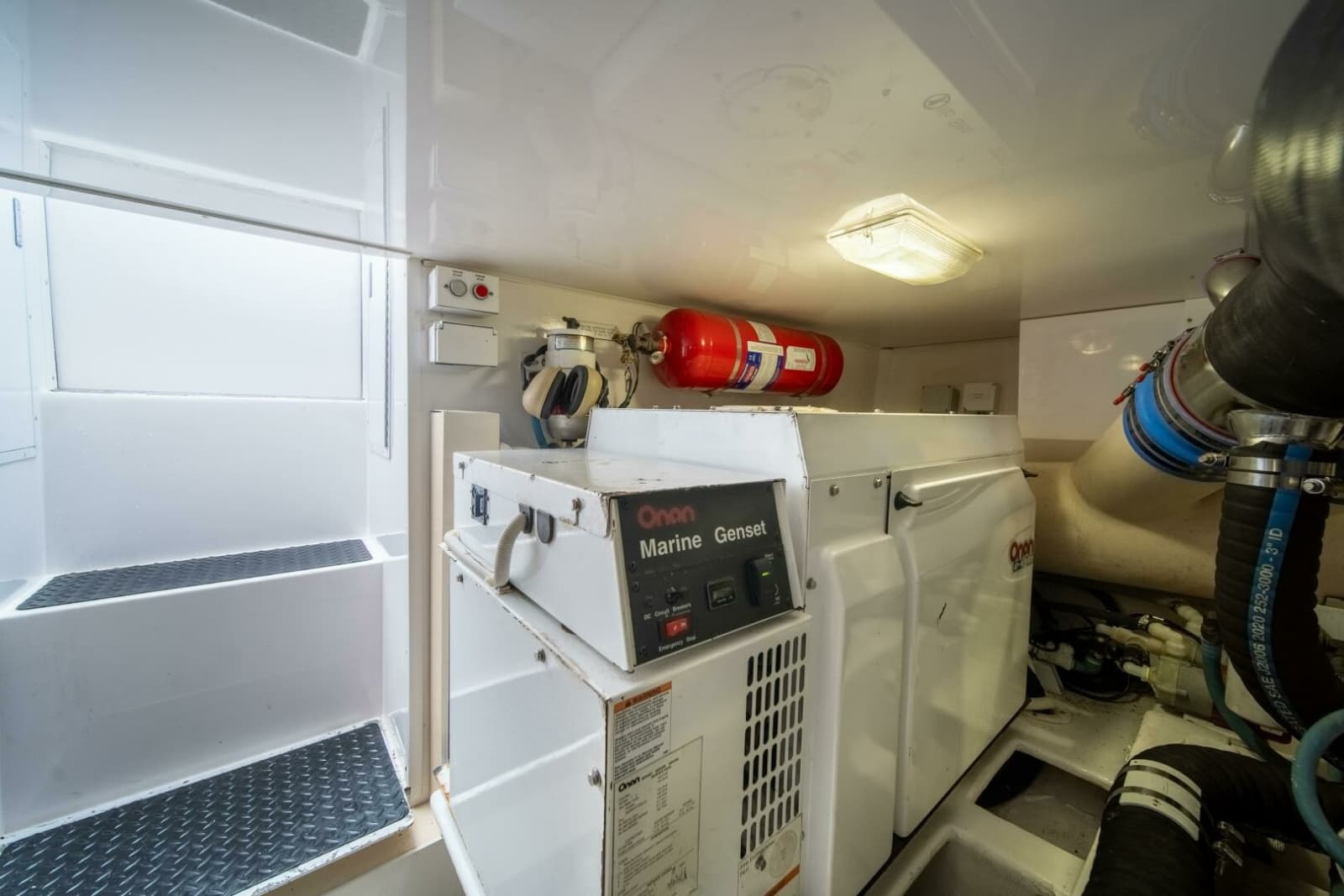 2006 Viking 52 Convertible - Photo 39