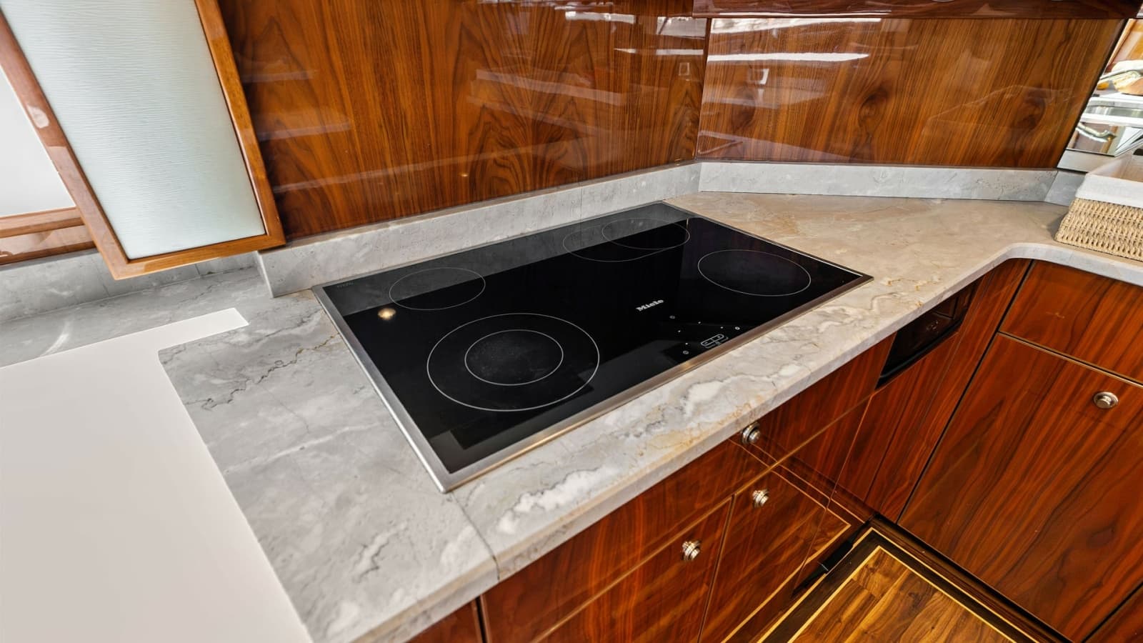 2017 Viking 80 Convertible - Photo 14