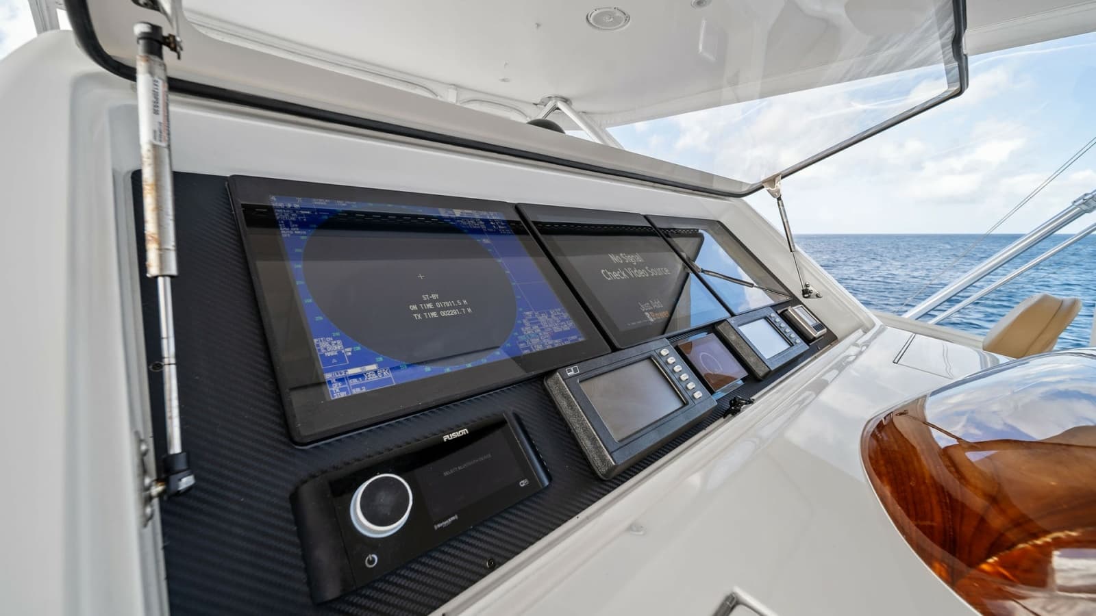 2015 Viking 70 Convertible  - Photo 44