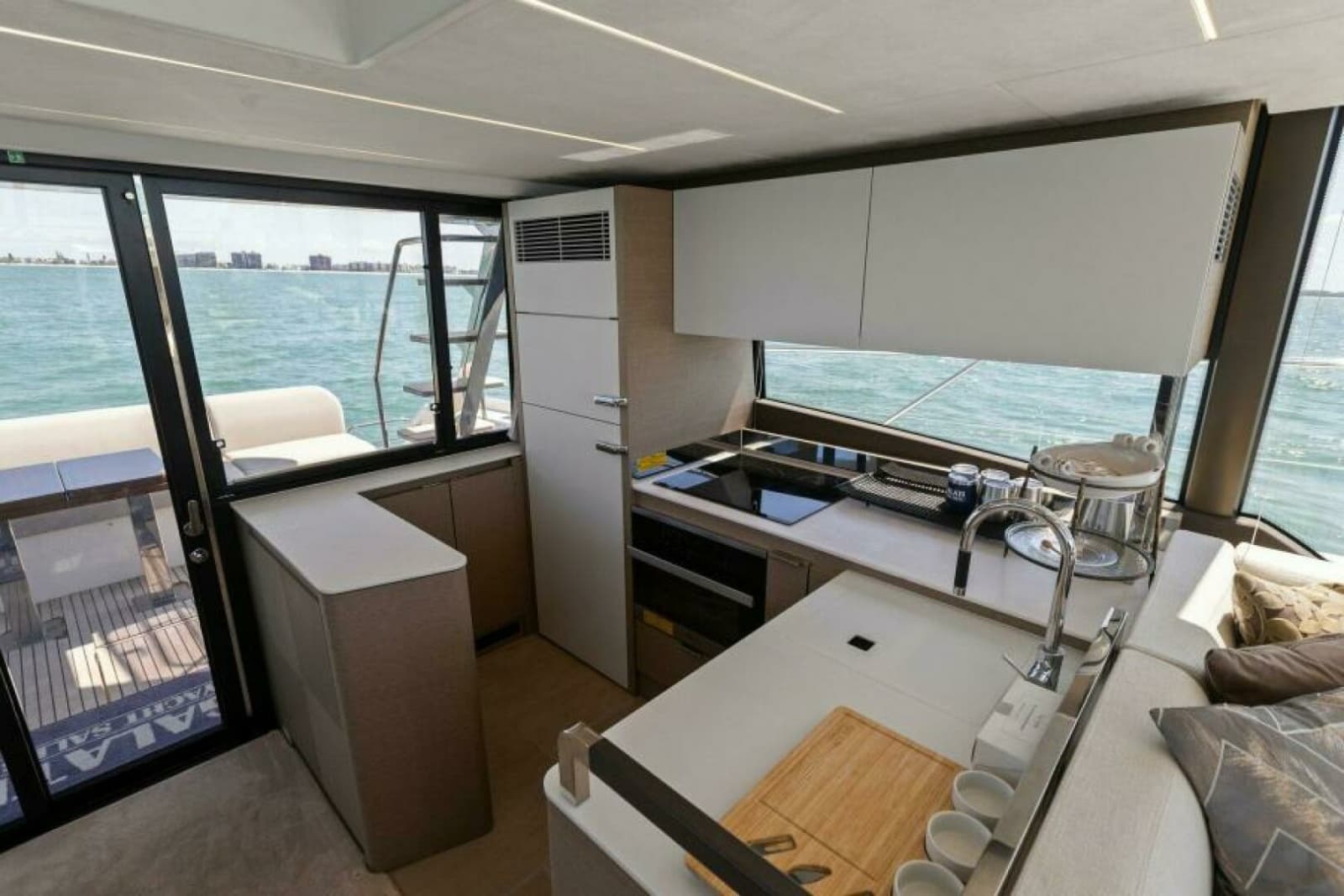 2022 Prestige 590 Flybridge - Photo 12