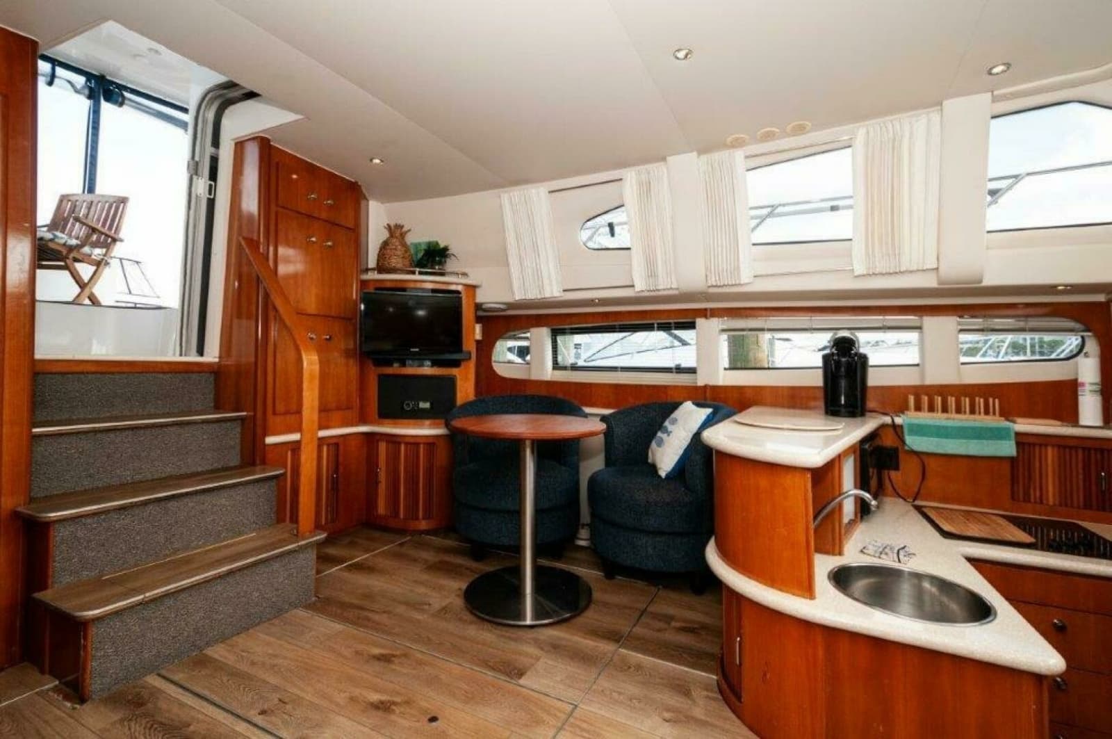 2002 Carver 444 Cockpit Motor Yacht - Photo 9