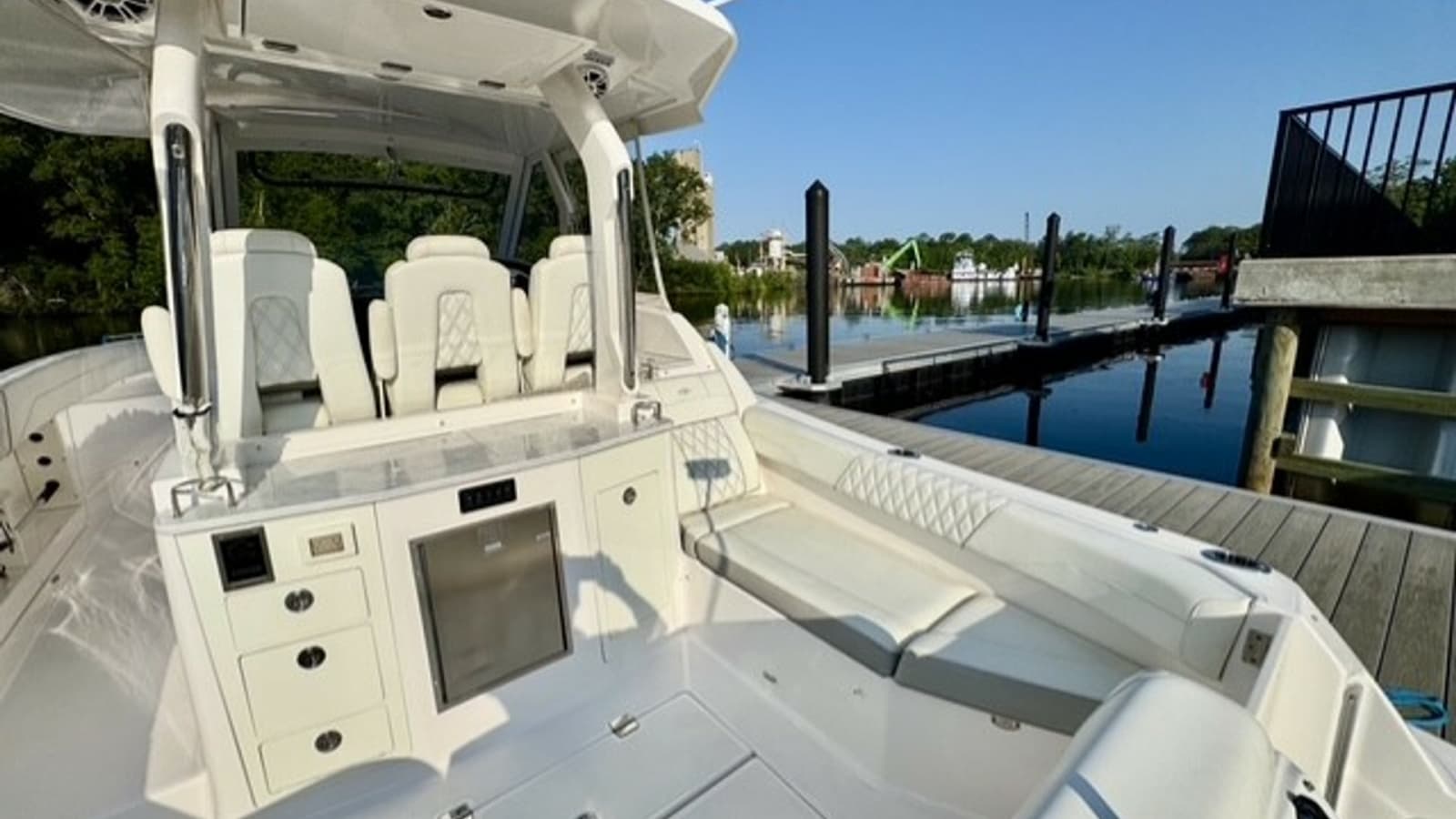 2021 Regal 33 SAV - Photo 9