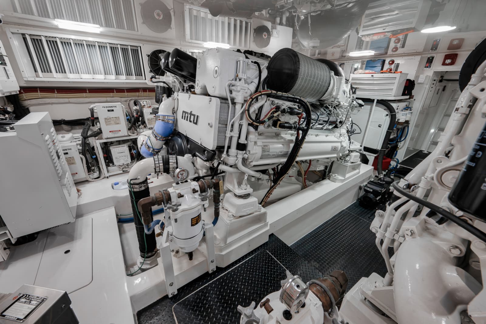 2020 Viking 68 Convertible - Photo 63