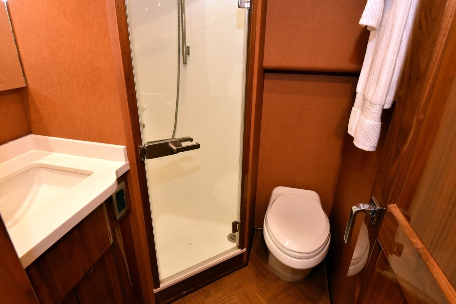 2019 Viking 80 Skybridge - Photo 107
