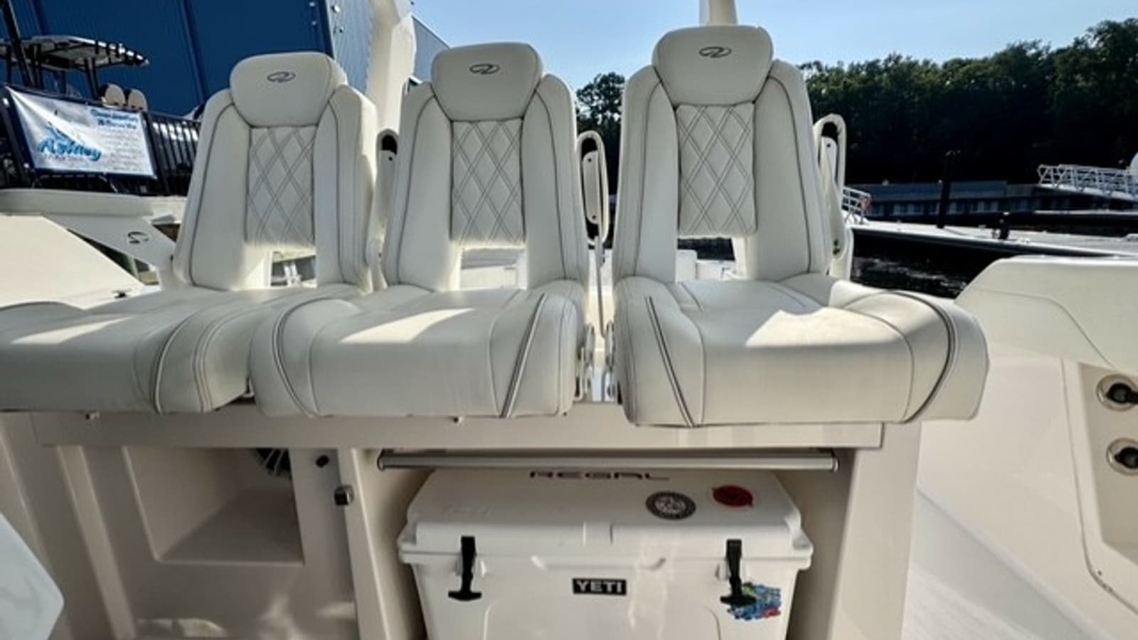 2021 Regal 33 SAV - Photo 10