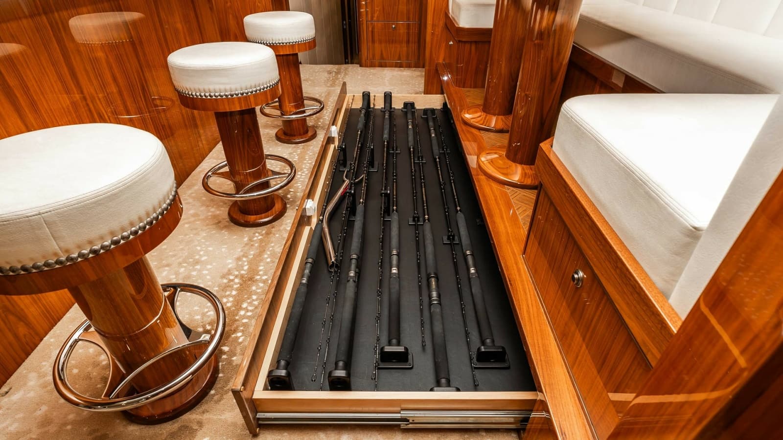 2019 Viking 80 Skybridge - Photo 17