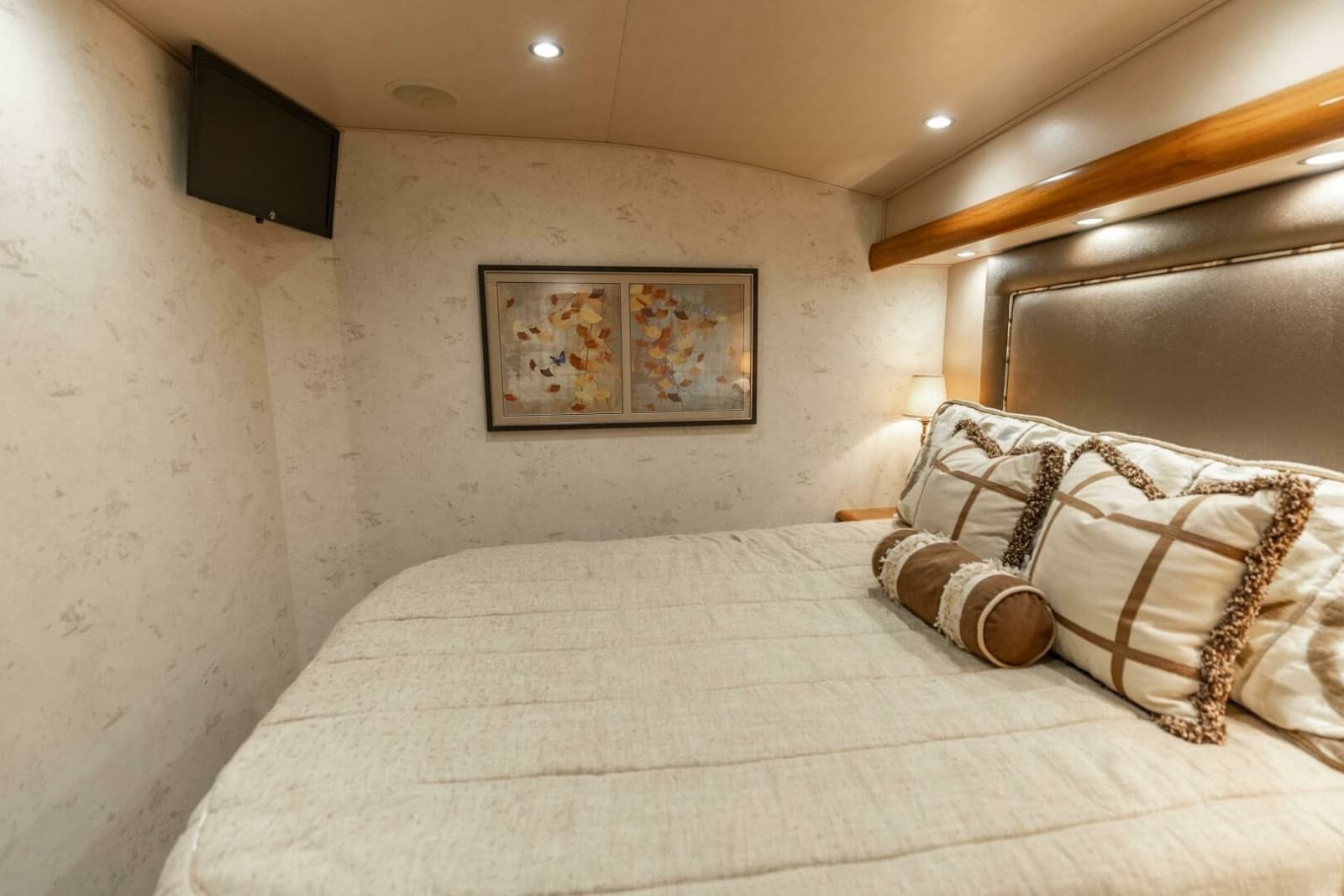 2013 Viking 76 Convertible - Photo 39