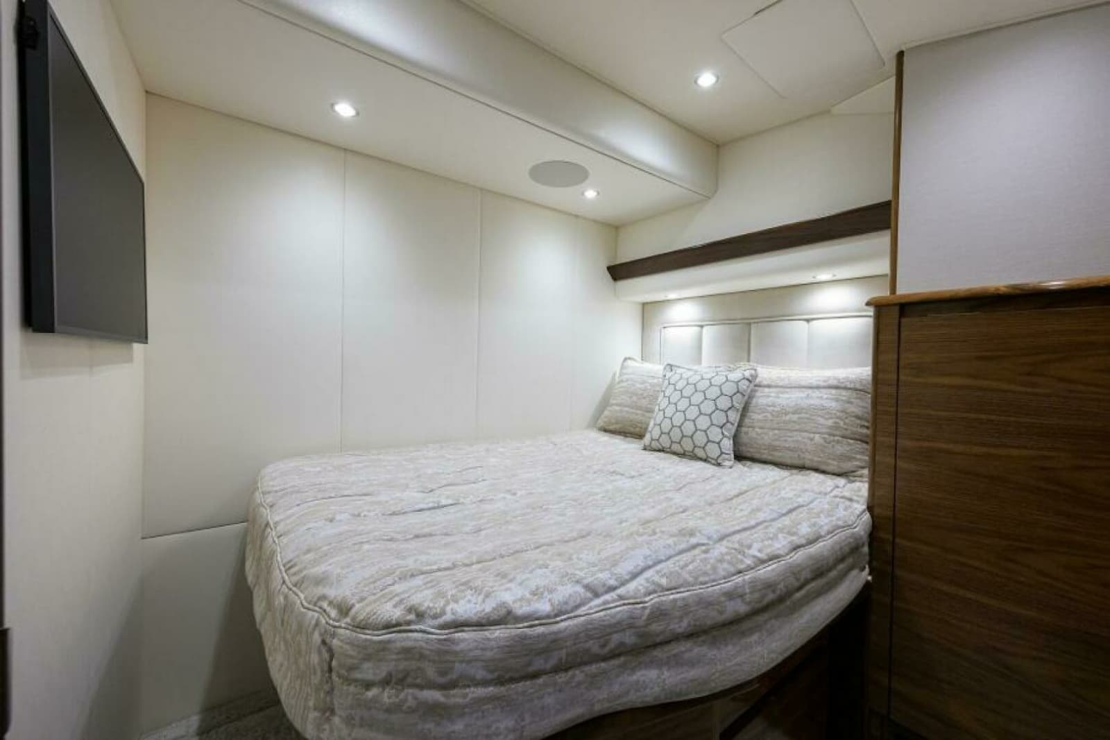 2024 Viking 54 Sport Coupe - Photo 5