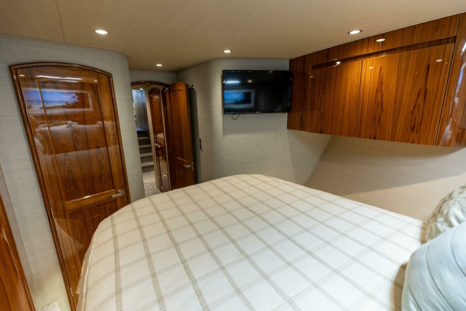 2015 Viking 62 Convertible - Photo 17