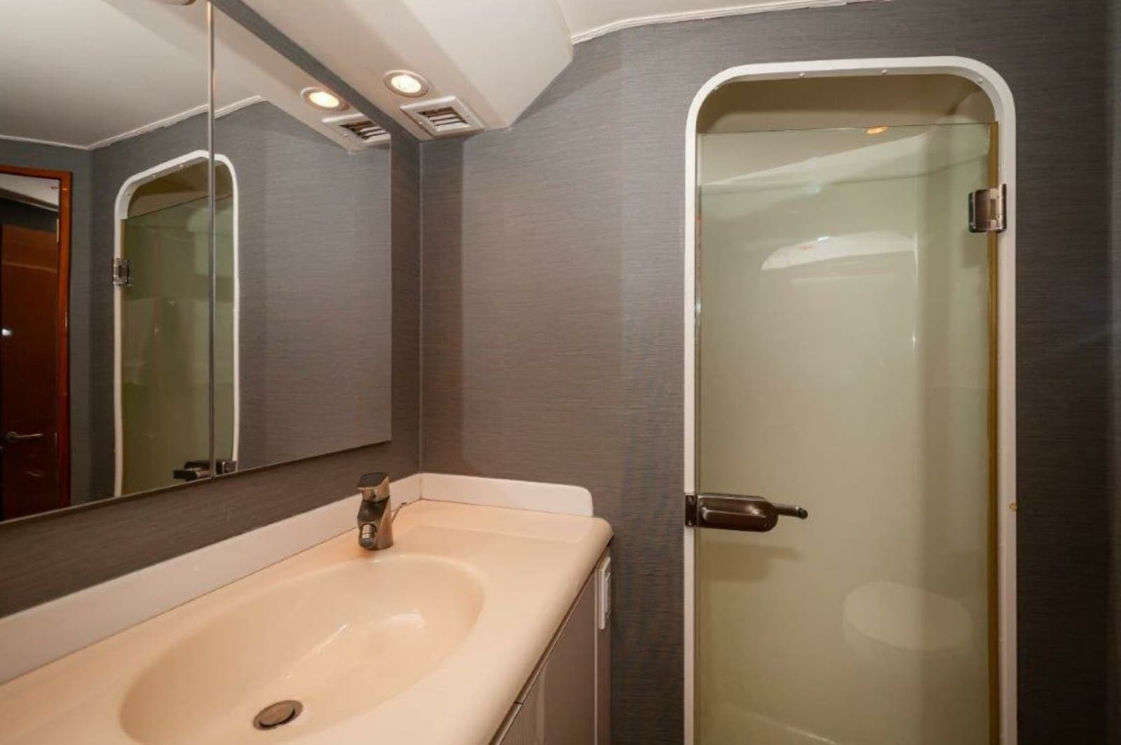 2001 Viking 61 Convertible - Photo 18