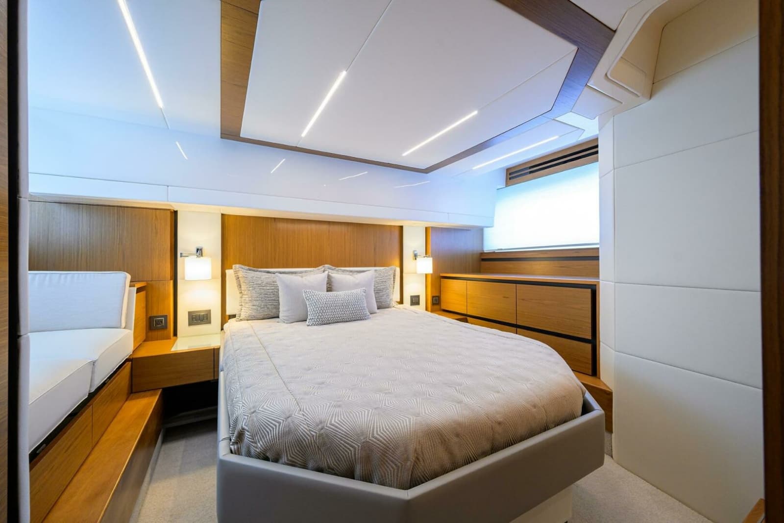 2023 Tiara Yachts C49 - Photo 17