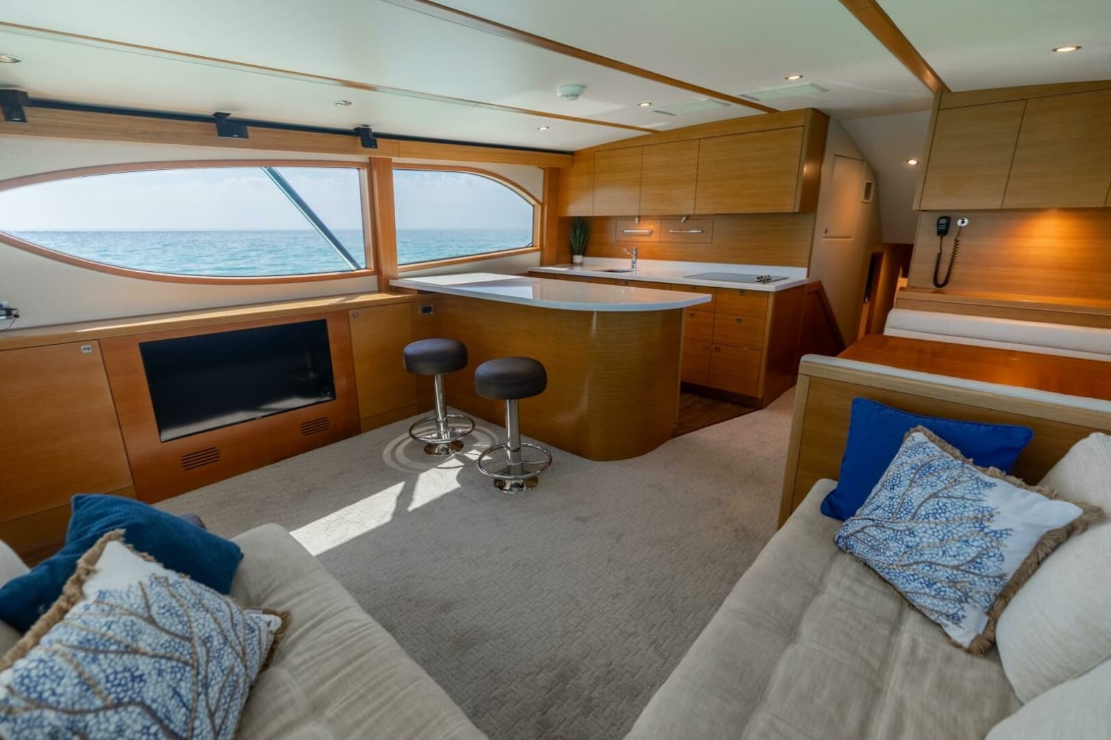 2016 Hatteras GT60 - Photo 7