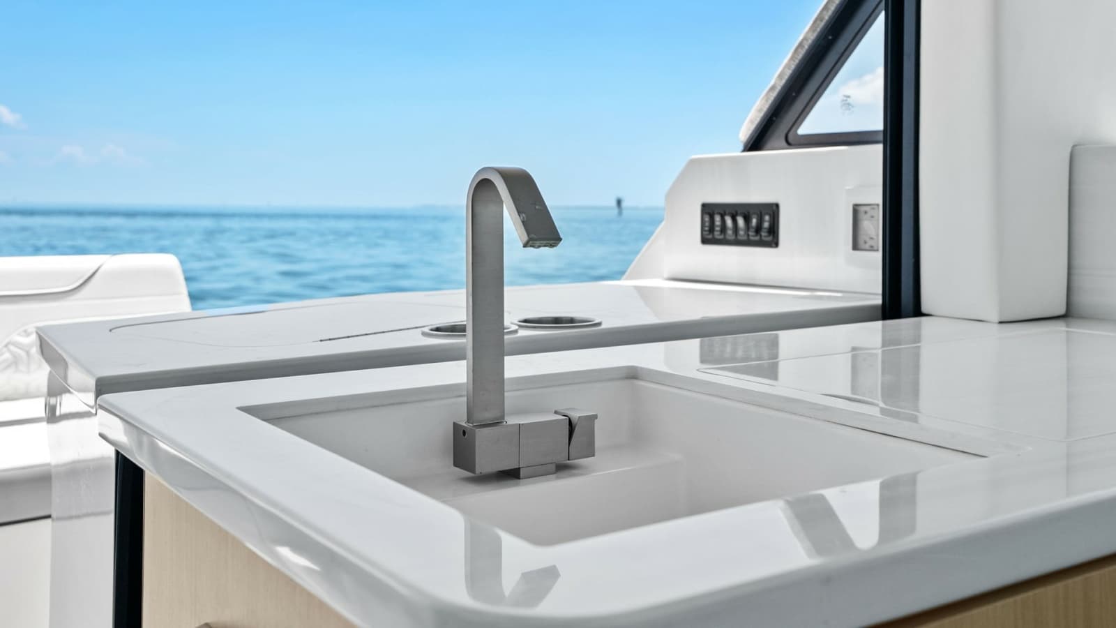 2025 Regal 38 XO - Photo 18