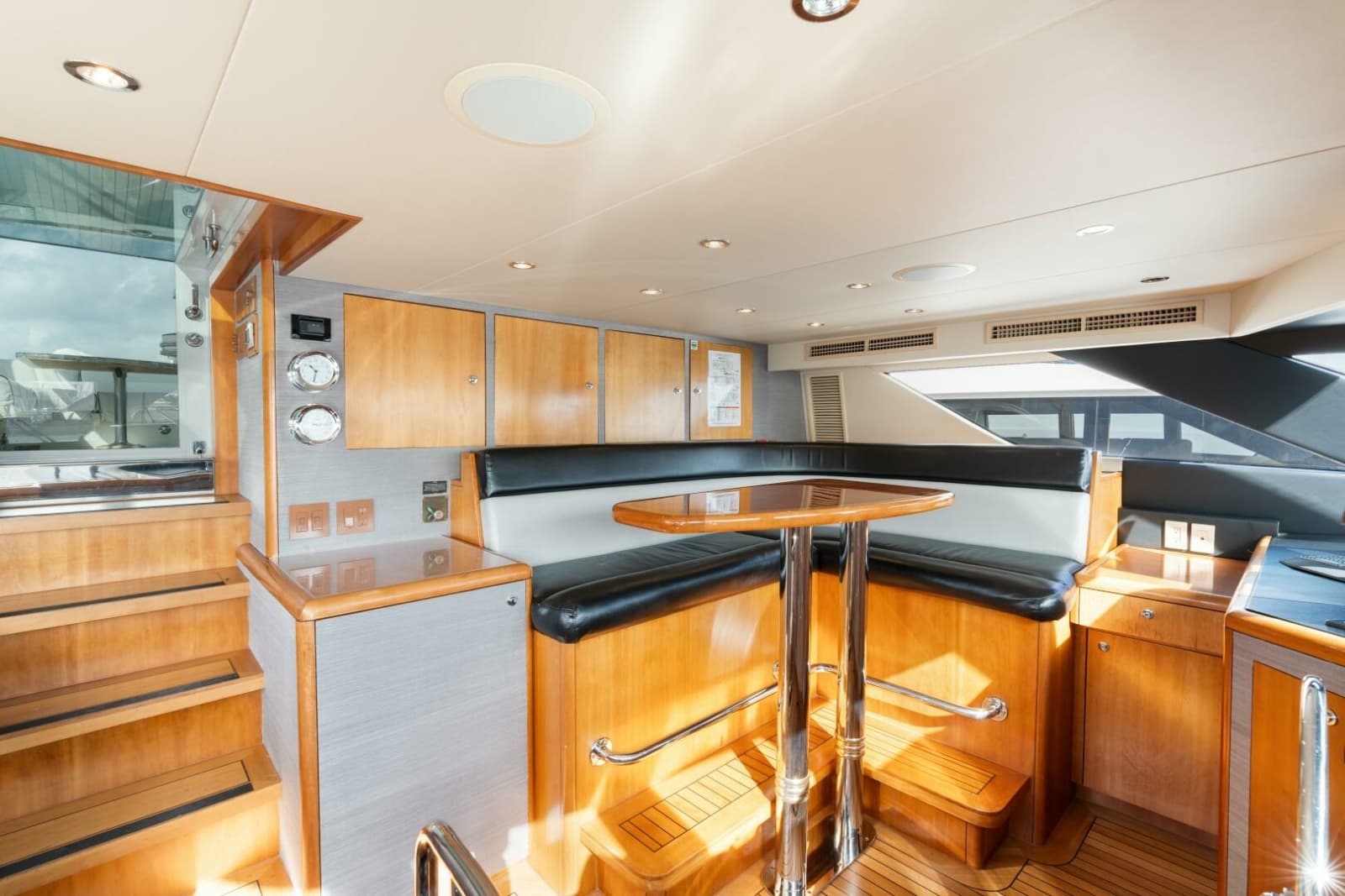 2005 Hatteras 100 Motor Yacht - Photo 28